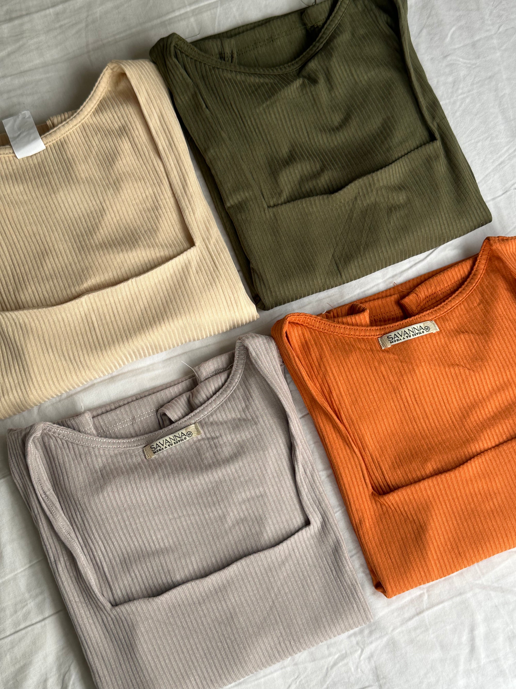 Polo básico cuello cuadrado